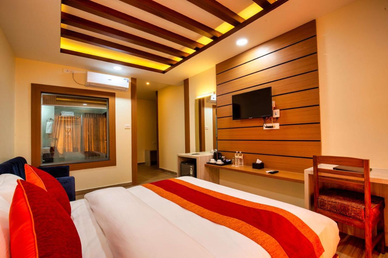 Chitwan Mid Town Resort Bharatpur  Εξωτερικό φωτογραφία